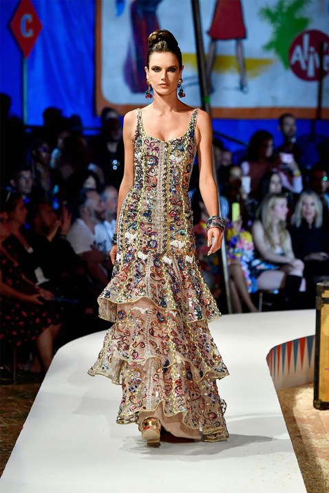 alessandra-ambrosio-magia-pasarela-moschino-1528571372_4ee9506b.jpg