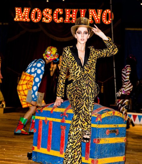 teddy-quinlivan-moschino-2019-resort-show_8cbd47ce.jpg